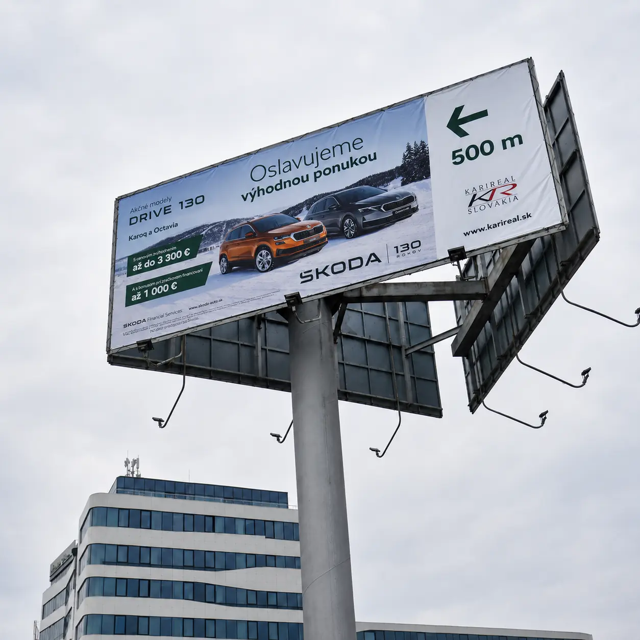 Ready-made veľkoformát reklamy billboard Karireal v mestskom prostredí